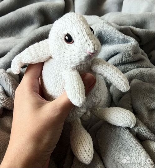 Вязаные зайчики ручной работы