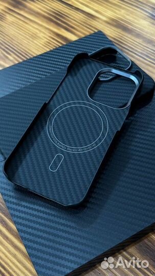 Карбоновый чехол на iPhone