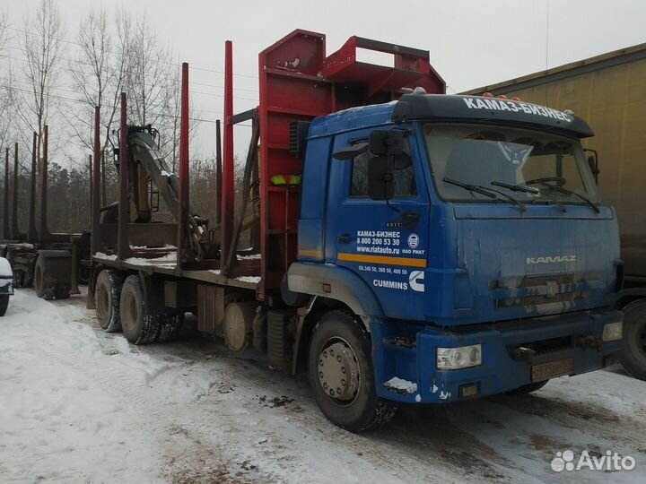 Водитель лесовоза с манипуятором