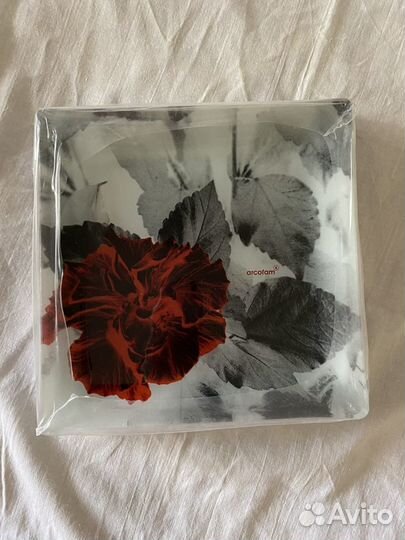 Абсолютно новый набор из тарелок и блюда