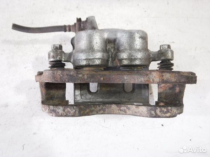 Суппорт передний правый Mitsubishi Montero II