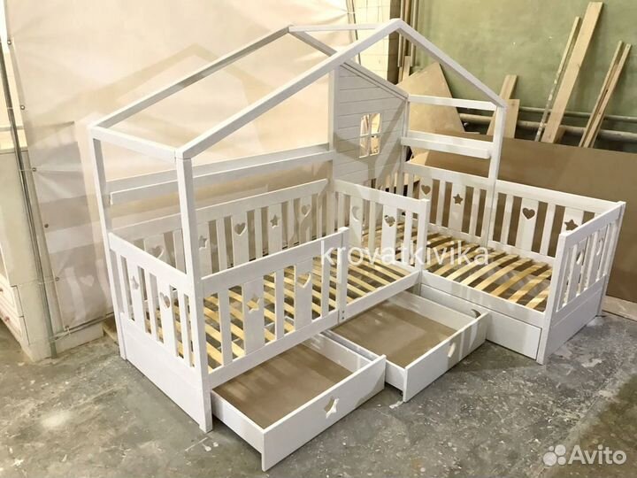 Одноярусная детская угловая кровать домик