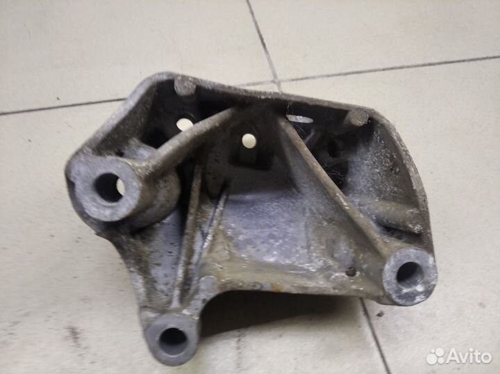 Кронштейн кпп левый Yeti 2009