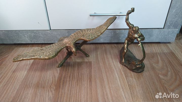 Статуэтка Перекуем мечи на орало. Орёл. Бронза