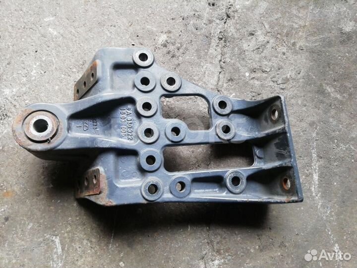 Кронштейн рессоры передней правой Mercedes-Benz