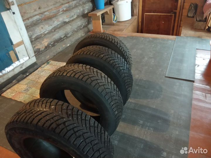 Michelin X-Ice North 4 215/65 R16