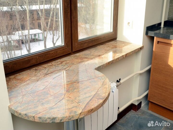 Подоконники из камня, стол в подоконник