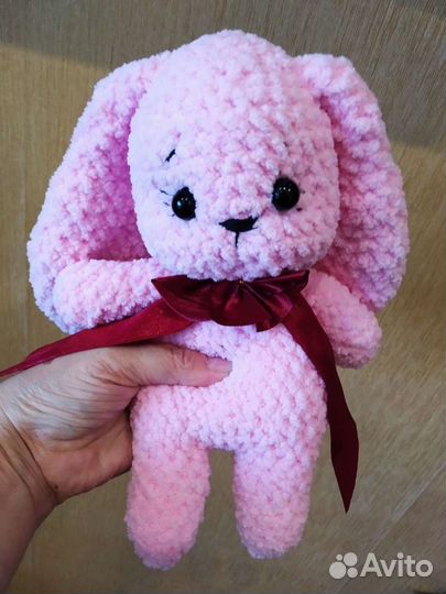 Вязаный плюшевый зайка