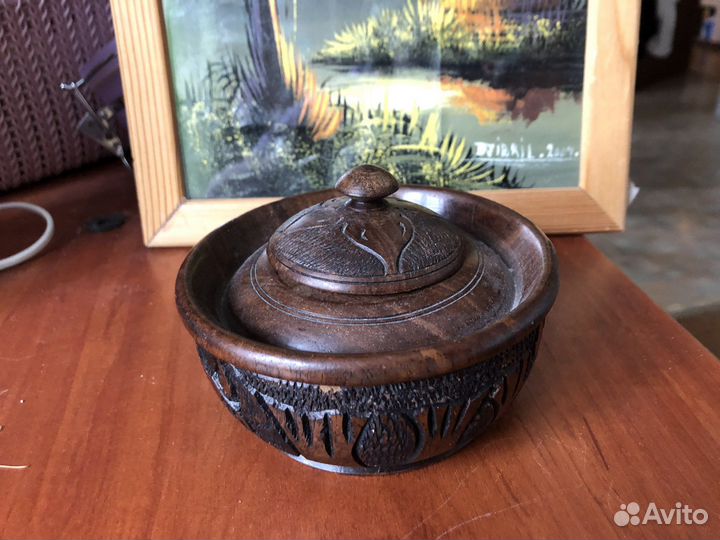 Деревянная резная шкатулочка круглая с крышкой