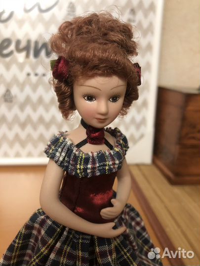 Кукла фарфоровая