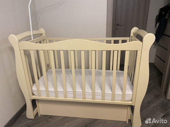 Детская кроватка с маятником