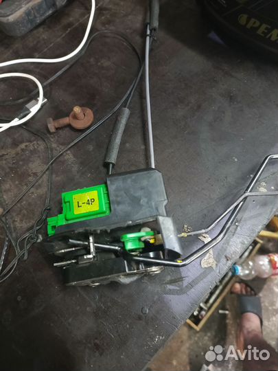 Замок двери передний левый