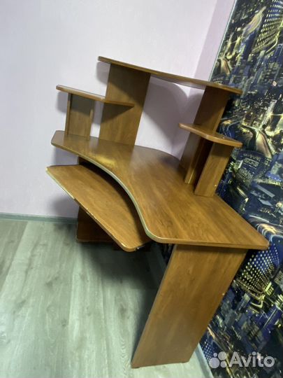 Угловой компьютерный стол