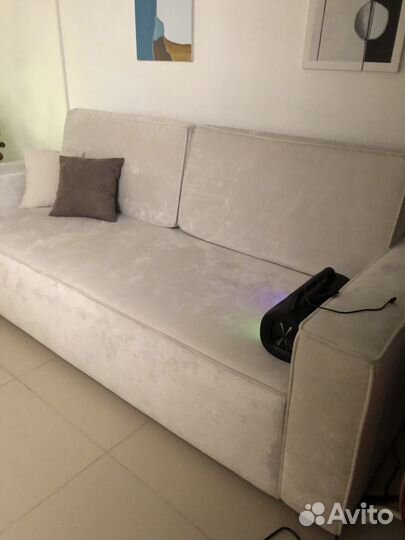 Диван белый