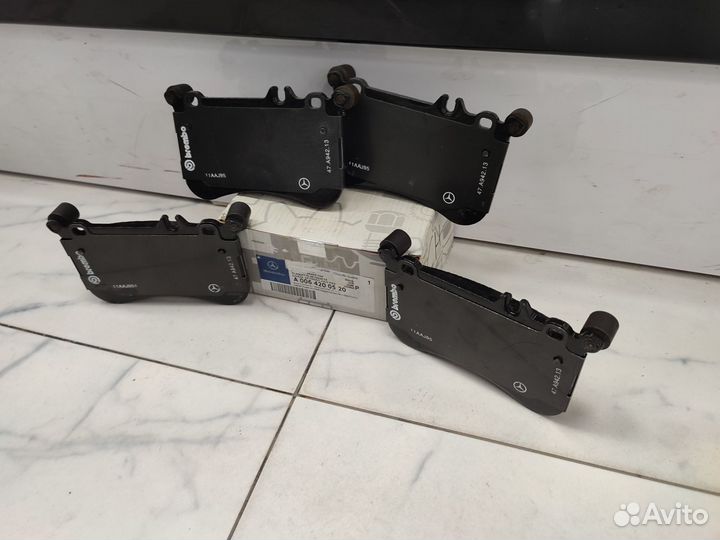 Передние тормозные колодки Mercedes W221