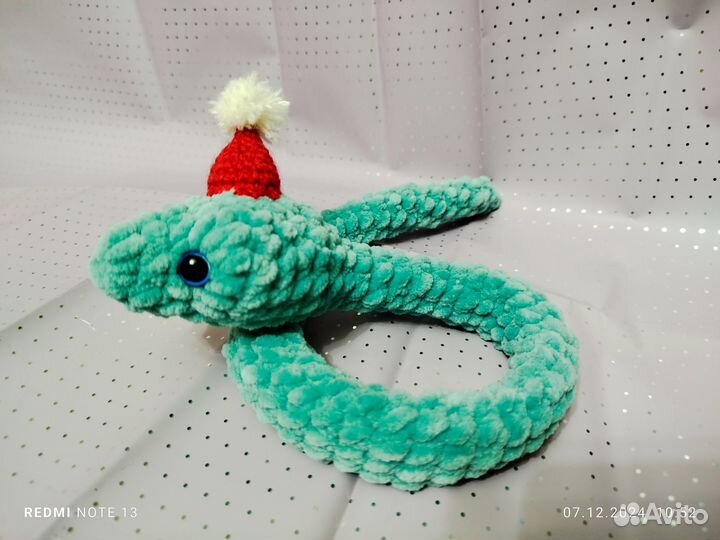 Вязаная новогодняя змейка
