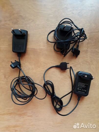 Три зарядки для телефона