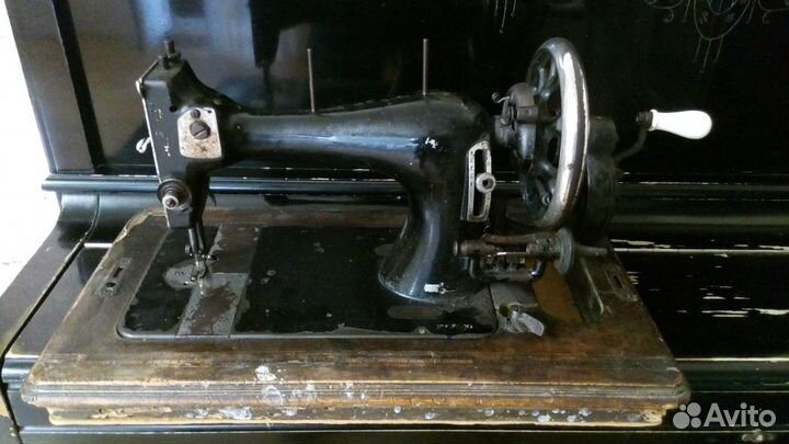 Антикварная швейная машинка