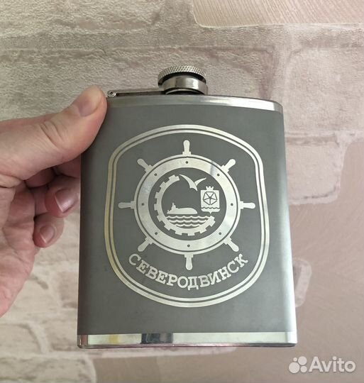 Фляжка со стопками