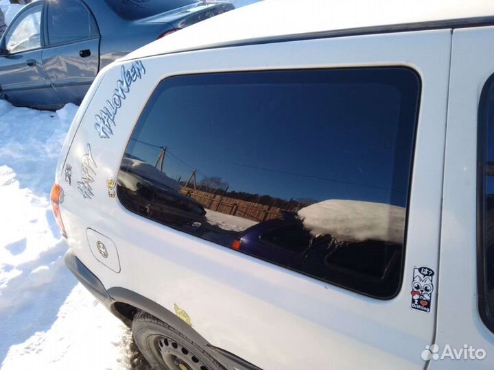 Стекло заднее правое глухое Volkswagen Golf 3 хэтч