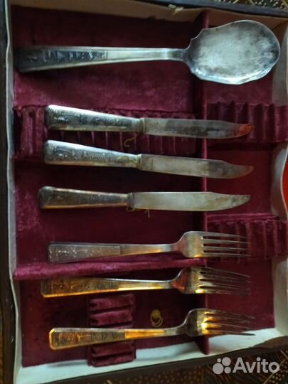 Серебряные вилки, ножи, лопатка