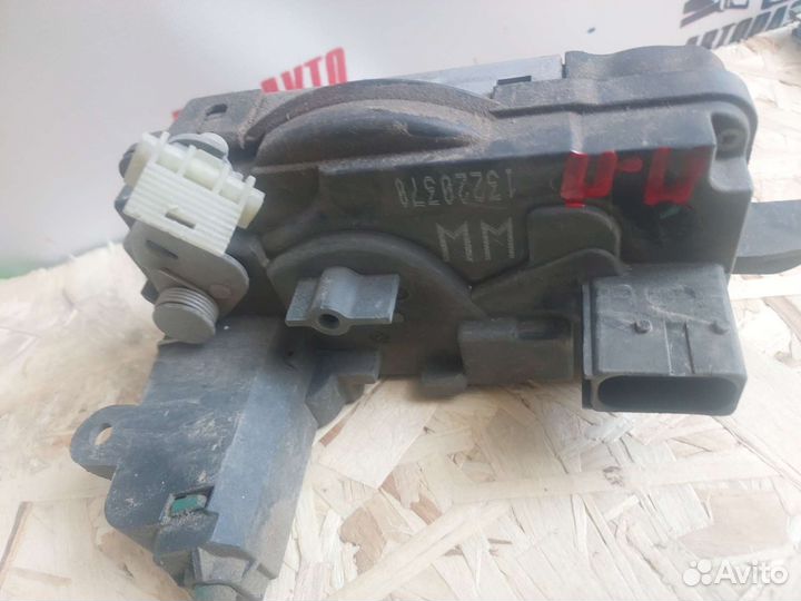 Замок двери правый opel Astra H GTC