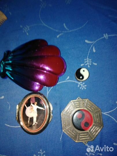 Зеркальце, щётка для волос и пульверизатор