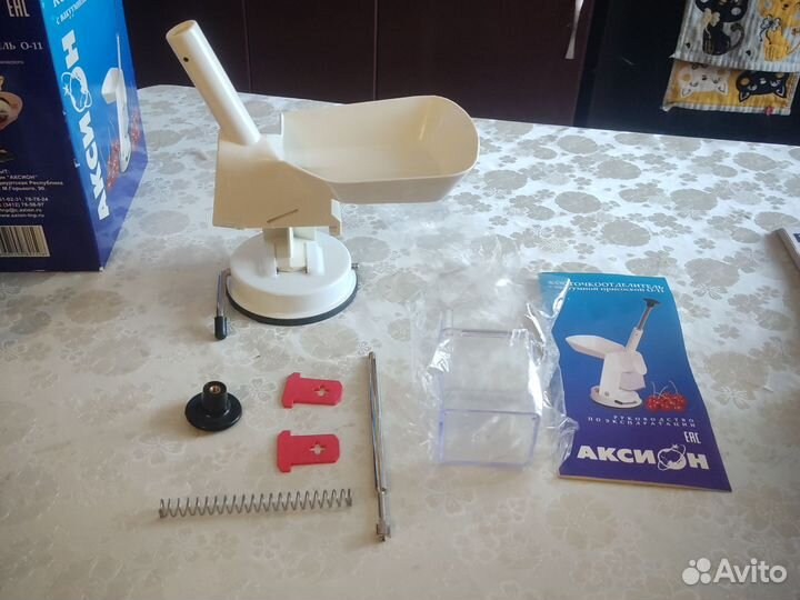 Косточкоотделитель с вакуумной присоской