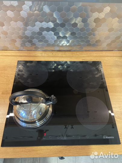 Индукционная варочная панель Hansa BHI68308