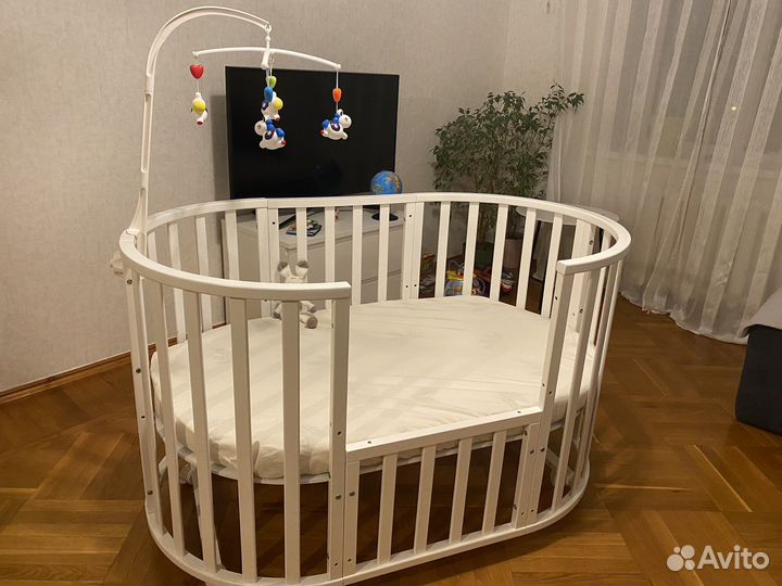 Детская кроватка круглая овальная с маятником
