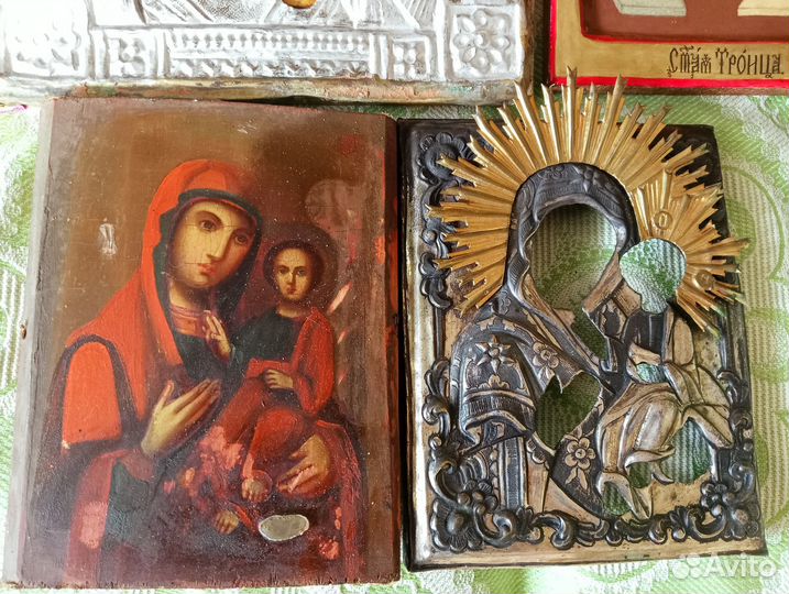 Старинные иконы (3шт), киоты (3шт)