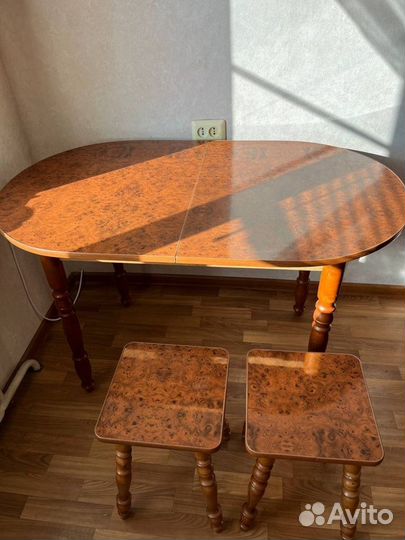 Стол и табуретки