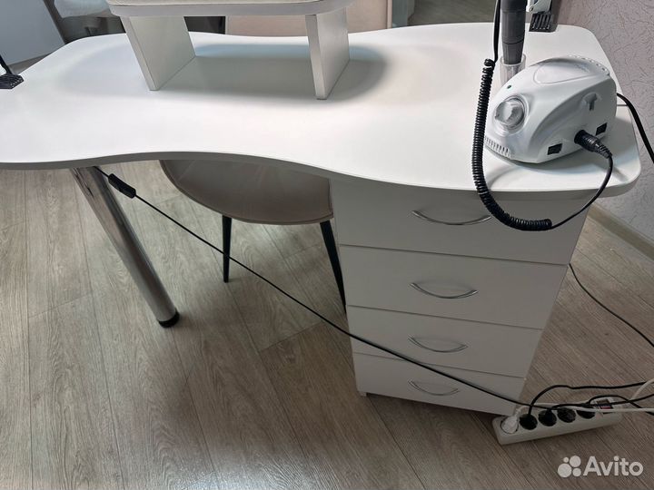 Маникюрный стол