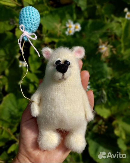 Вязаный мишка с шариком