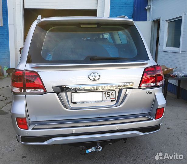 Спойлер под стекло серебро Land Cruiser 200 08-15