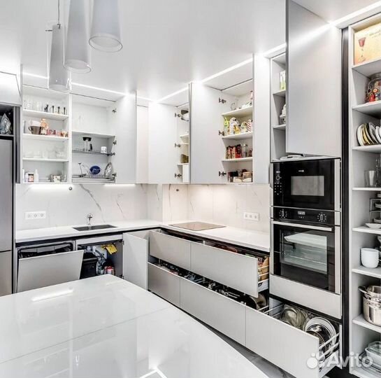 Белая кухня с подсветкой