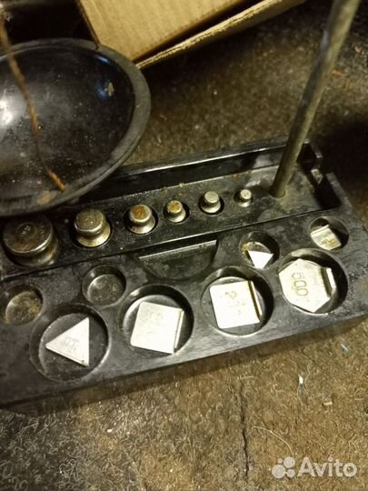 Набор гирь и весы