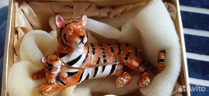 Шкатулка для украшений в виде тигра со стразами