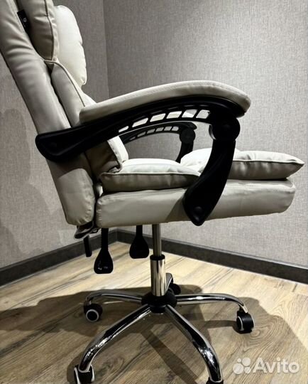 Офисное кресло руководителя с подголовником
