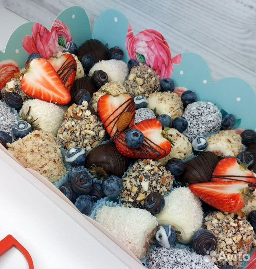 Набор из клубники в темном и белом шоколаде с голу