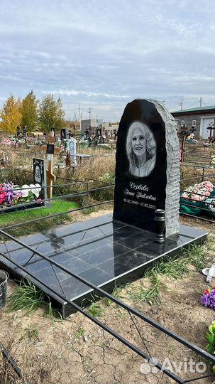 Памятники,гранитные глыбы