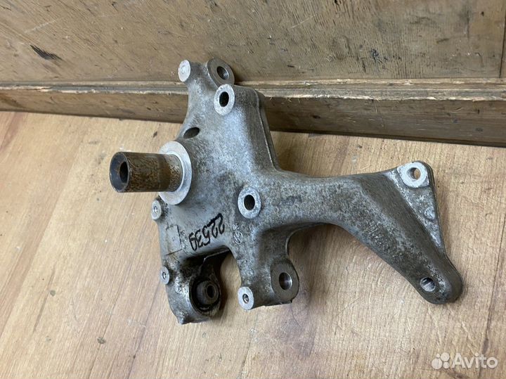 Кулак поворотный задний правый Volkswagen Passat B