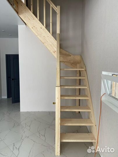 Деревянная лестница в каркасный дом
