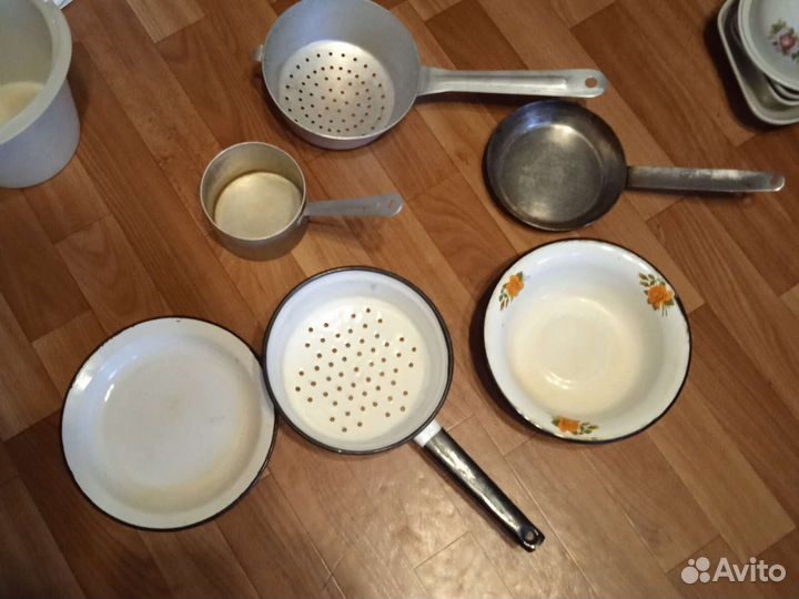 Сковорода, тарелки, посуда много