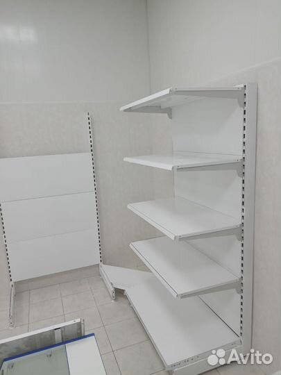 Металлические стеллажи и витрины для магазина