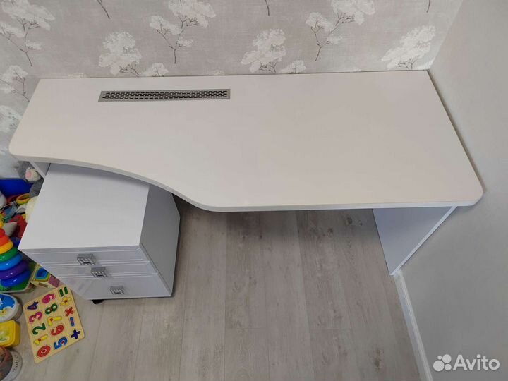 Письменный стол с выкатной тумбой