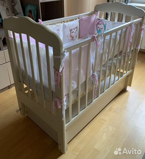 Детская кроватка с маятником