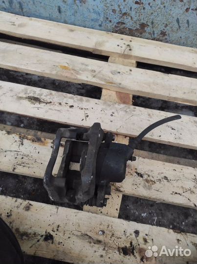 Суппорт левый renualt logan,sandero,almera g15,лар