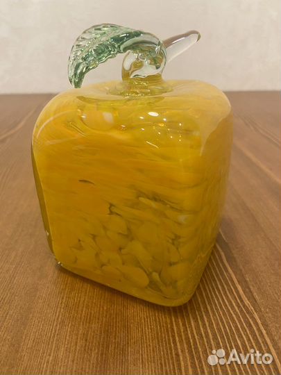 Яблоко стеклянное