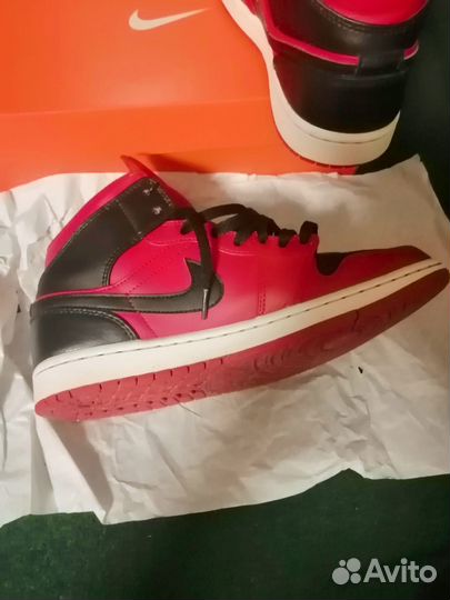 Air Jordan 1 Mid Reverse Bred